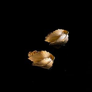 Vintage Signed Giovanni Gold Tone Clip-on Earrings